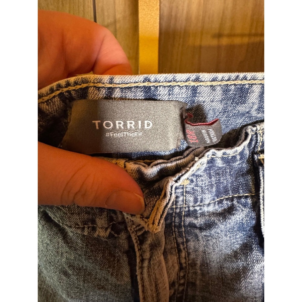 P29. Torrid Acid Wash Utility Wide Leg Cropped Jeans Light Blue Plus Size 18R - Picture 2 of 3